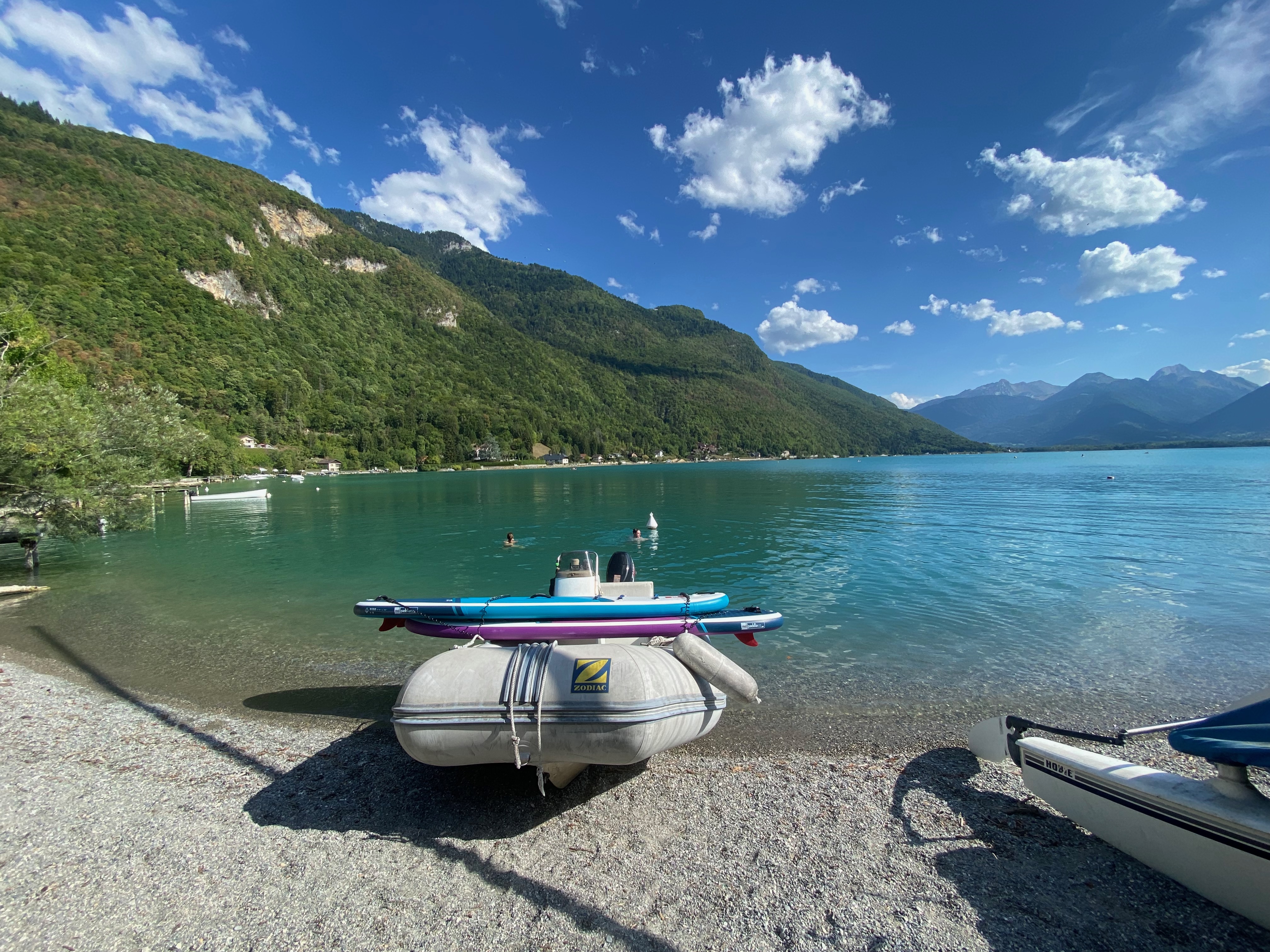 Zodiac et paddles Allo Paddle sur la plage du lac d'Annecy